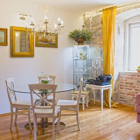 アパート Theatre *