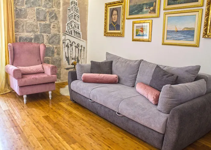 Lejlighed Theatre Split