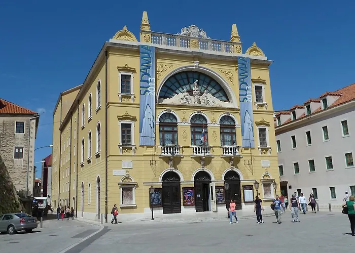 Lejlighed Theatre Split